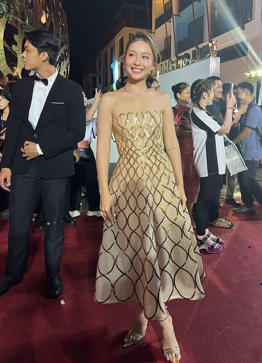 Khả Ngân diện váy không dây khoe sắc tại thảm đỏ Cánh diều 2024. Khả Ngân diện váy không dây khoe sắc tại thảm đỏ Cánh diều 2024.