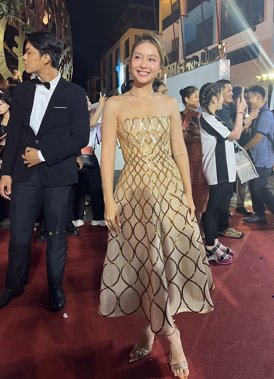 Khả Ngân diện váy không dây khoe sắc tại thảm đỏ Cánh diều 2024. Khả Ngân diện váy không dây khoe sắc tại thảm đỏ Cánh diều 2024.
