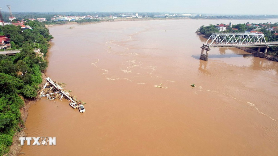 Hiện trường cầu Phong Châu bị sập. (Ảnh: Tạ Toàn/TTXVN)
