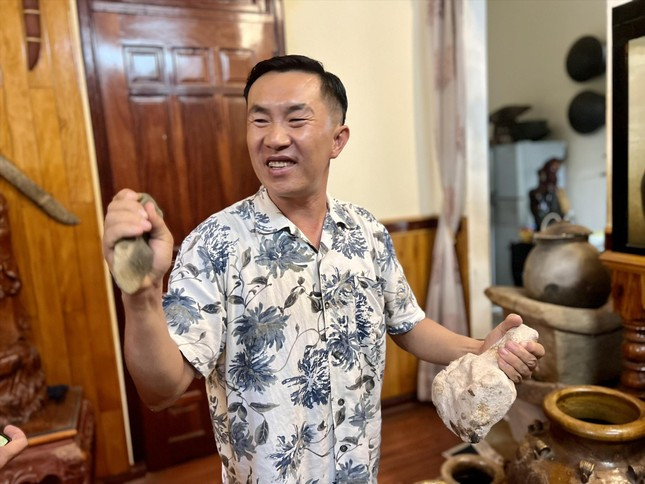 Anh Huỳnh Đăng Hiền vui vẻ giới thiệu các hiện vật. Anh Huỳnh Đăng Hiền vui vẻ giới thiệu các hiện vật.