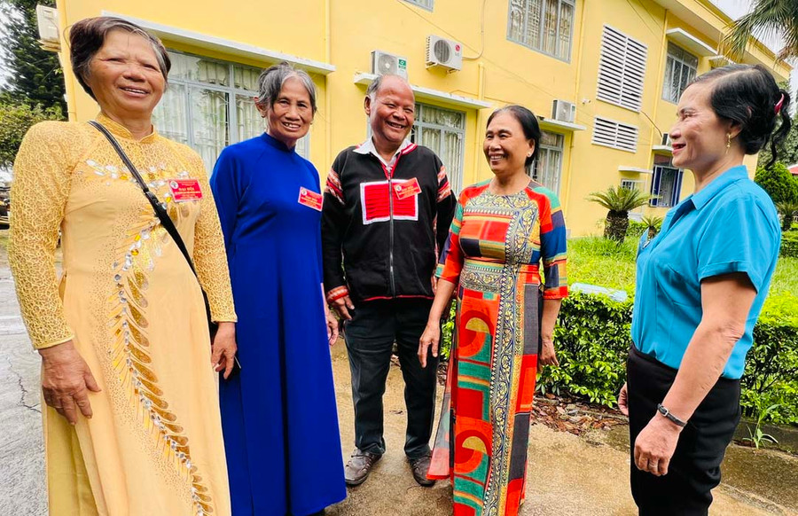 Bà Vũ Thị Bảy (bìa phải) cùng hội viên NCT huyện Chư Sê trao đổi thông tin về công tác hội. Ảnh: Đinh Yến