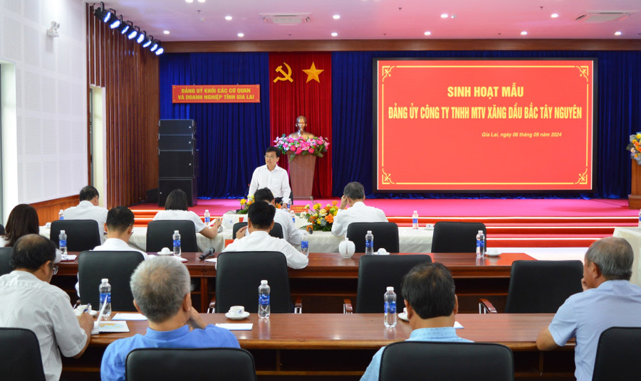 Tại buổi sinh hoạt Đảng ủy mẫu, Bí thư Đảng ủy Công ty TNHH một thành viên Xăng dầu Bắc Tây Nguyên đã quán triệt các văn bản liên quan đến đại hội chi bộ, Đảng bộ. Ảnh: P.D Tại buổi sinh hoạt Đảng ủy mẫu, Bí thư Đảng ủy Công ty TNHH một thành viên Xăng dầu Bắc Tây Nguyên đã quán triệt các văn bản liên quan đến đại hội chi bộ, Đảng bộ. Ảnh: P.D