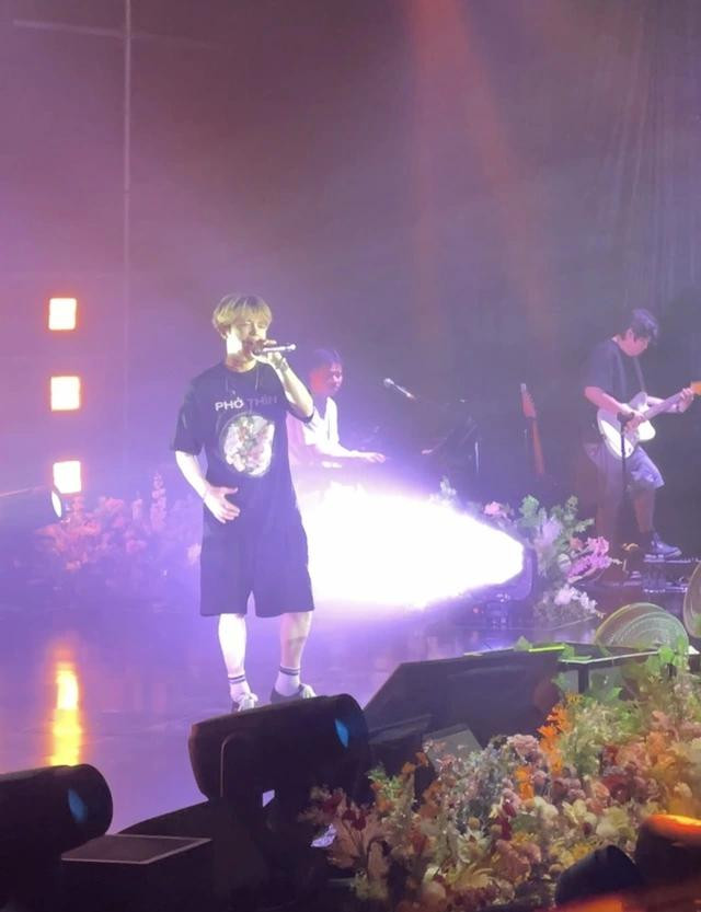 Nam thần tượng mặc áo in hình phở Thìn trong phần tập luyện trước đêm diễn chính thức. Trên trang cá nhân, ngôi sao Kpop chia sẻ anh còn yêu thích bún bò và đã ăn 4 lần trong 2 ngày ở Việt Nam