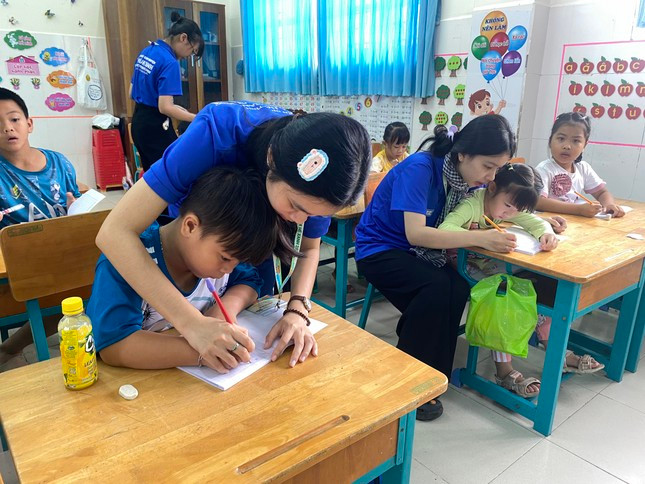 Những cô giáo tương lai mang con chữ đến trẻ em xã đảo Thạnh An Những cô giáo tương lai mang con chữ đến trẻ em xã đảo Thạnh An