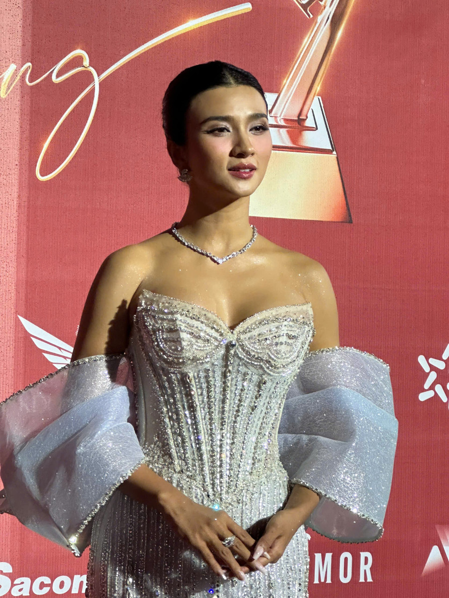 NSƯT Kim Tuyến diện váy cúp ngực đính đá ấn tượng dự thảm đỏ Cánh diều Vàng 2024. Năm nay, cô được đề cử với vai diễn trong phim Nữ luật sư. NSƯT Kim Tuyến diện váy cúp ngực đính đá ấn tượng dự thảm đỏ Cánh diều Vàng 2024. Năm nay, cô được đề cử với vai diễn trong phim Nữ luật sư.