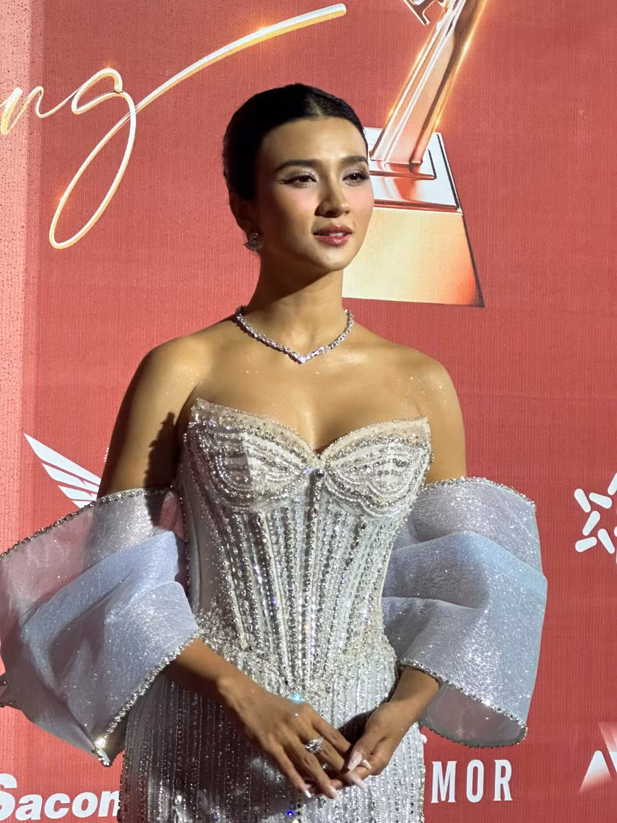 NSƯT Kim Tuyến diện váy cúp ngực đính đá ấn tượng dự thảm đỏ Cánh diều Vàng 2024. Năm nay, cô được đề cử với vai diễn trong phim Nữ luật sư. NSƯT Kim Tuyến diện váy cúp ngực đính đá ấn tượng dự thảm đỏ Cánh diều Vàng 2024. Năm nay, cô được đề cử với vai diễn trong phim Nữ luật sư.