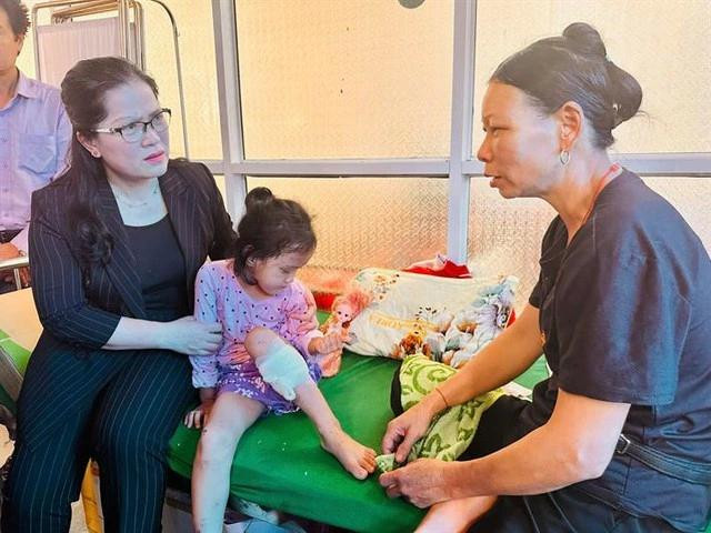 Bà Nguyễn Thị Kim Chi, Thứ trưởng Bộ GD-ĐT thăm học sinh Làng Nủ đang điều trị tại Bệnh viện đa khoa H.Bảo Yên Bà Nguyễn Thị Kim Chi, Thứ trưởng Bộ GD-ĐT thăm học sinh Làng Nủ đang điều trị tại Bệnh viện đa khoa H.Bảo Yên