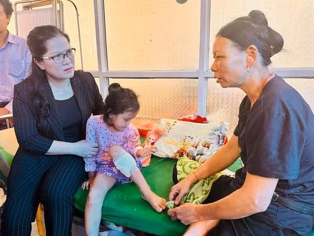 Bà Nguyễn Thị Kim Chi, Thứ trưởng Bộ GD-ĐT thăm học sinh Làng Nủ đang điều trị tại Bệnh viện đa khoa H.Bảo Yên