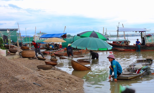 Một góc nhỏ tại làng Bến Hến vào lúc thuyền cập bờ