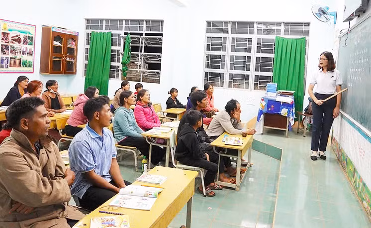 Các lớp xóa mù chữ thu hút đông đảo người dân đến học tập. Ảnh: Mộc Trà