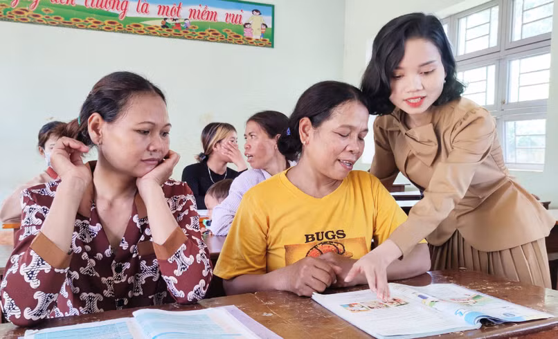 Cô giáo Rơ Lan Vy (bìa phải, trú tại làng Greo Sek, xã Dun, huyện Chư Sê) trong một buổi dạy ở lớp xóa mù chữ miễn phí cho người dân. Ảnh: Thiên Di