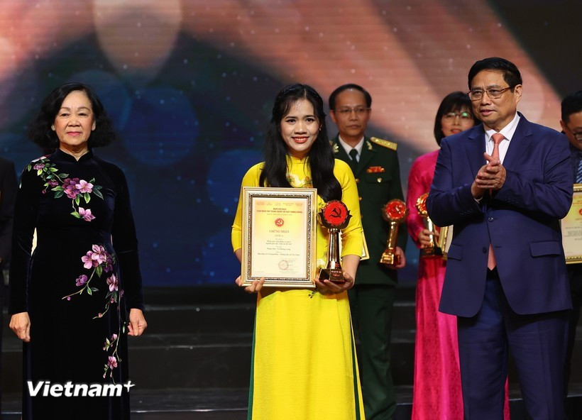 Phóng viên Phạm Mai, đại diện nhóm tác giả Báo Điện tử VietnamPlus nhận Giải A Giải báo chí Toàn quốc về Xây dựng Đảng (Giải Búa Liềm Vàng) lần thứ VIII-năm 2023. (Ảnh: Hoài Nam/Vietnam+) Phóng viên Phạm Mai, đại diện nhóm tác giả Báo Điện tử VietnamPlus nhận Giải A Giải báo chí Toàn quốc về Xây dựng Đảng (Giải Búa Liềm Vàng) lần thứ VIII-năm 2023. (Ảnh: Hoài Nam/Vietnam+)