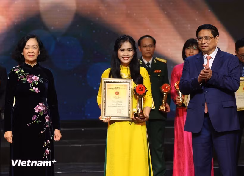 Phóng viên Phạm Mai, đại diện nhóm tác giả Báo Điện tử VietnamPlus nhận Giải A Giải báo chí Toàn quốc về Xây dựng Đảng (Giải Búa Liềm Vàng) lần thứ VIII-năm 2023. (Ảnh: Hoài Nam/Vietnam+) Phóng viên Phạm Mai, đại diện nhóm tác giả Báo Điện tử VietnamPlus nhận Giải A Giải báo chí Toàn quốc về Xây dựng Đảng (Giải Búa Liềm Vàng) lần thứ VIII-năm 2023. (Ảnh: Hoài Nam/Vietnam+)