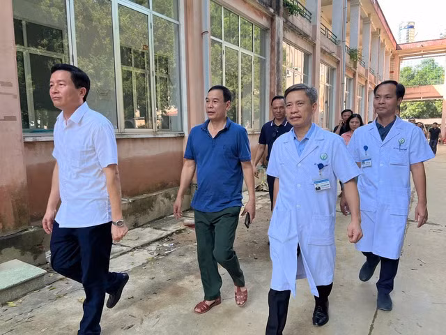 Chiều ngày 14-9, đại diện Bệnh viện Việt Đức đã đến Bệnh viện Đa khoa huyện Bảo Yên, tỉnh Lào Cai hỗ trợ bệnh viện trong công tác chăm sóc, điều trị người bệnh. PGS-TS Nguyễn Mạnh Khánh, Trưởng đoàn công tác đã chia sẻ những mất mát nặng nề do bão số 3 mà người dân huyện Bảo Yên phải trải qua, đặc biệt là những nạn nhân tại thôn Làng Nủ trong bối cảnh khắc nghiệt.