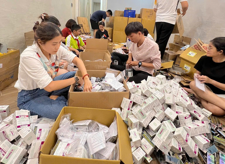 Các loại thuốc được nhóm từ thiện Sun For Life tại TP Hồ Chí Minh phân loại, chia túi và có hướng dẫn cách sử dụng rõ ràng để gửi tặng bà con vùng lũ phía Bắc. Ảnh: Hoàng Tuyết/Báo Tin tức Các loại thuốc được nhóm từ thiện Sun For Life tại TP Hồ Chí Minh phân loại, chia túi và có hướng dẫn cách sử dụng rõ ràng để gửi tặng bà con vùng lũ phía Bắc. Ảnh: Hoàng Tuyết/Báo Tin tức