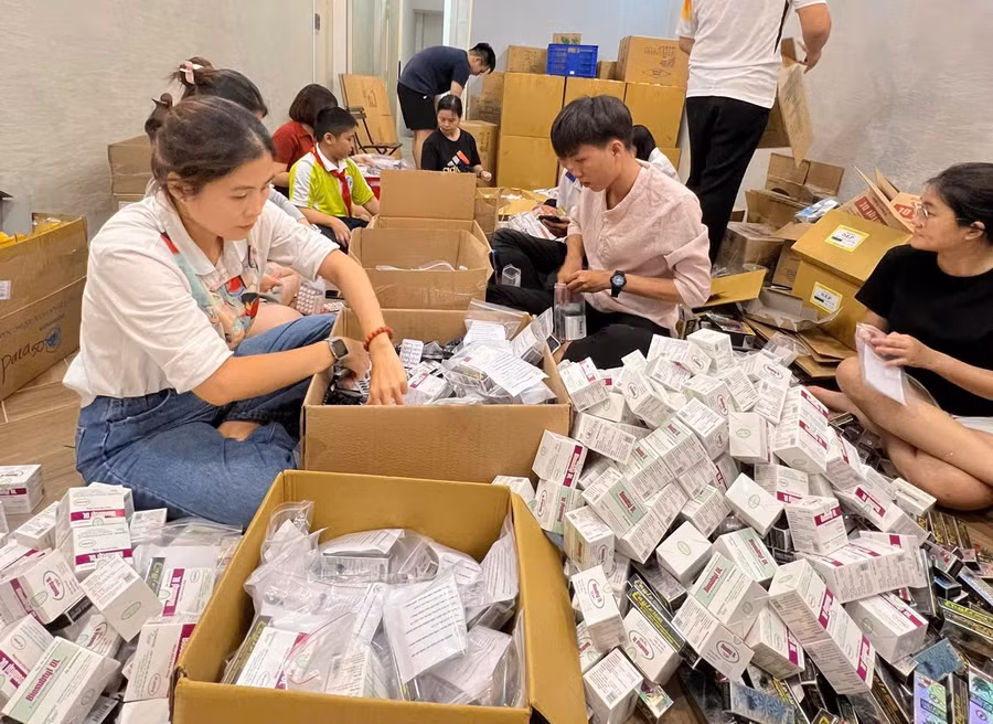 Các loại thuốc được nhóm từ thiện Sun For Life tại TP Hồ Chí Minh phân loại, chia túi và có hướng dẫn cách sử dụng rõ ràng để gửi tặng bà con vùng lũ phía Bắc. Ảnh: Hoàng Tuyết/Báo Tin tức