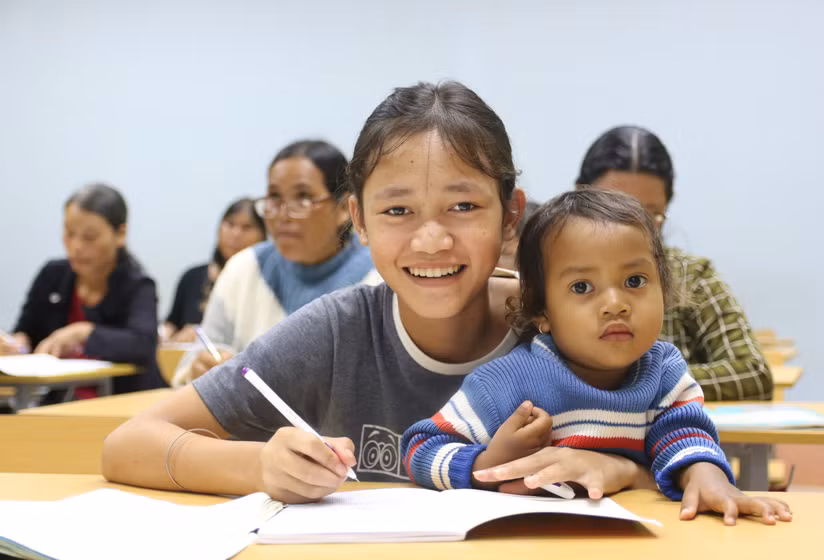 Một giờ học ở lớp xóa mù chữ. Ảnh: Bá Bính