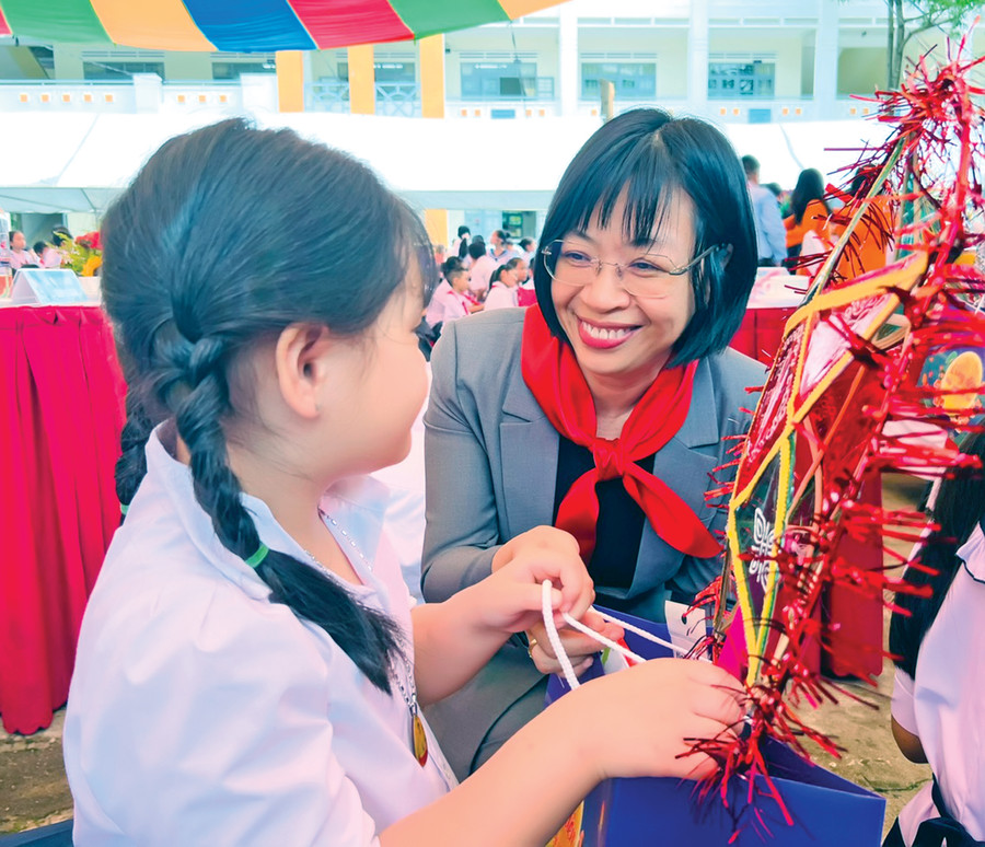 Bà Nguyễn Thị Thanh Lịch-Phó Chủ tịch UBND tỉnh tặng lồng đèn Trung thu cho học sinh Trường Tiểu học Võ Thị Sáu (TP. Pleiku). Ảnh: P.L