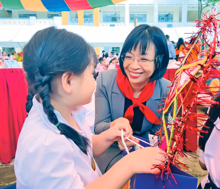Bà Nguyễn Thị Thanh Lịch-Phó Chủ tịch UBND tỉnh tặng lồng đèn Trung thu cho học sinh Trường Tiểu học Võ Thị Sáu (TP. Pleiku). Ảnh: P.L