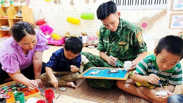 Giáo viên và Bộ đội biên phòng ở xã Tam Hợp cùng chung tay để vẽ tranh gây quỹ mua sách cho học sinh. Ảnh: ĐINH TUẤN Giáo viên và Bộ đội biên phòng ở xã Tam Hợp cùng chung tay để vẽ tranh gây quỹ mua sách cho học sinh. Ảnh: ĐINH TUẤN