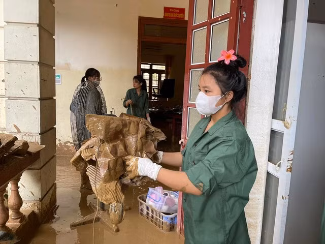 Những ngày qua nhân viên y tế bệnh viện nỗ lực thu dọn bệnh viện