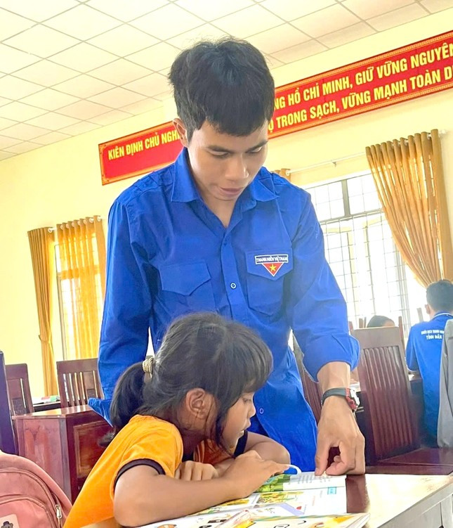 Sinh viên tình nguyện Rơ Mah Kít dạy em nhỏ học ở xã Cư Pơng