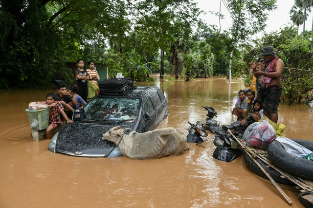 Người dân tại Taungoo, vùng Bago của Myanmar chờ cứu hộ trong đợt lũ lụt do mưa lớn sau bão Yagi ngày 14.9 Người dân tại Taungoo, vùng Bago của Myanmar chờ cứu hộ trong đợt lũ lụt do mưa lớn sau bão Yagi ngày 14.9