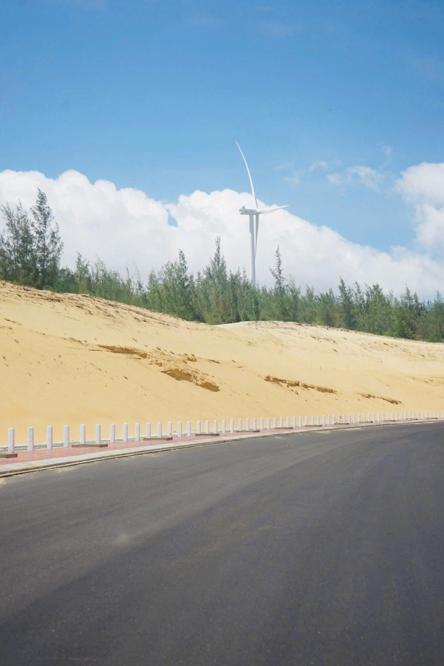 Hiện tại, các hạng mục trên tuyến đường tránh đã hoàn thành, đang thi công cống thoát nước, trồng cây xanh. Dự kiến tuyến đường sẽ khánh thành vào tháng 10 năm nay.