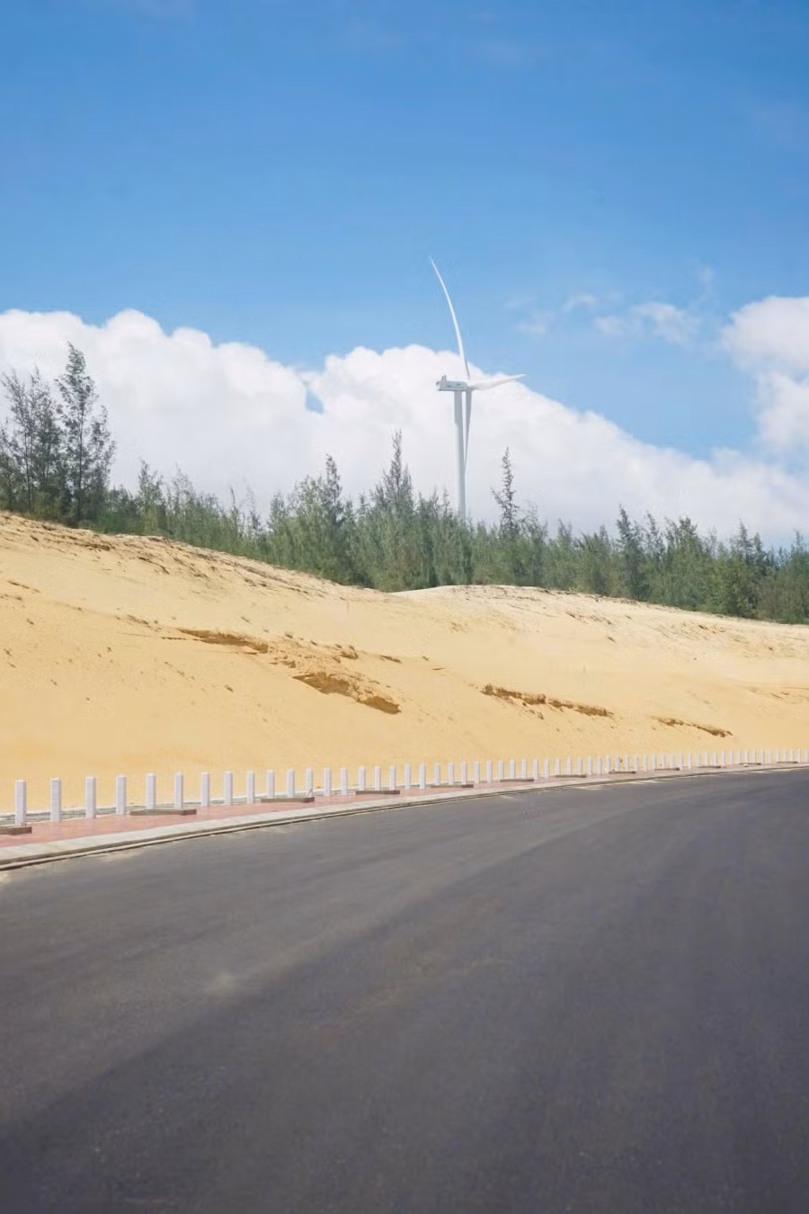 Hiện tại, các hạng mục trên tuyến đường tránh đã hoàn thành, đang thi công cống thoát nước, trồng cây xanh. Dự kiến tuyến đường sẽ khánh thành vào tháng 10 năm nay.