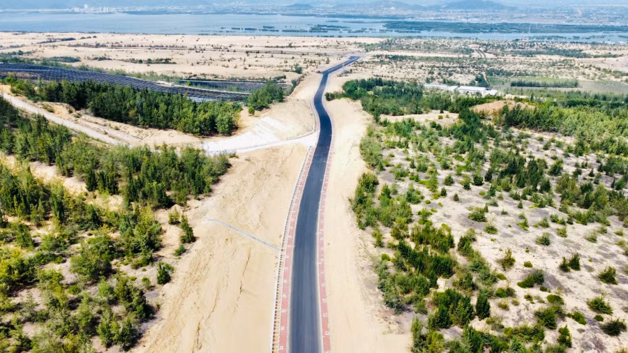 Đầu tuyến tiếp giáp nút T8 quốc lộ 19B được thiết kế kết cấu mặt đường bê tông. Dọc tuyến còn có nhiều rừng phi lao giúp chắn gió và cát từ trên đồi tràn xuống. Điểm cuối tuyến tránh ở làng chài Nhơn Lý