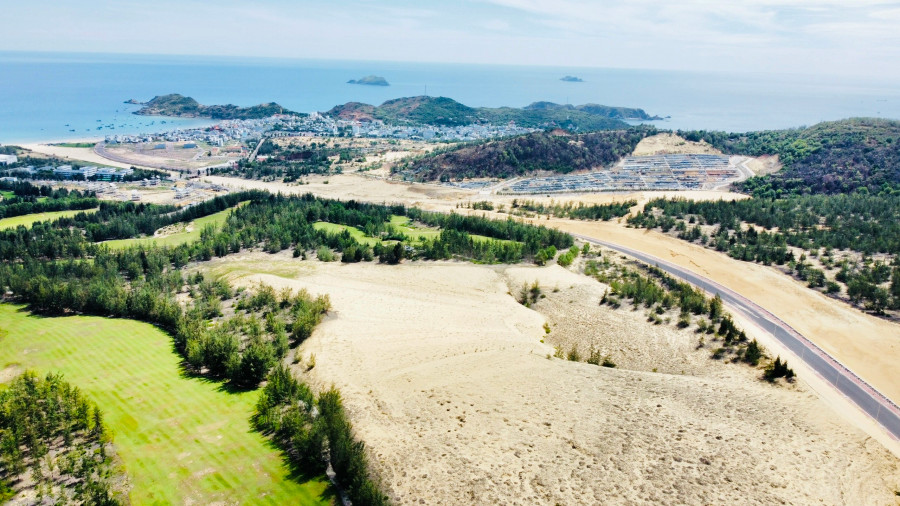 Làng chài Nhơn Lý nằm cách trung tâm TP.Quy Nhơn khoảng 20 km về phía đông bắc. Nơi đây nổi tiếng thu hút khách du lịch nhờ những ngôi nhà mang kiến trúc đặc trưng của làng biển với mái thấp, hàng rào đá và bờ cát đẹp