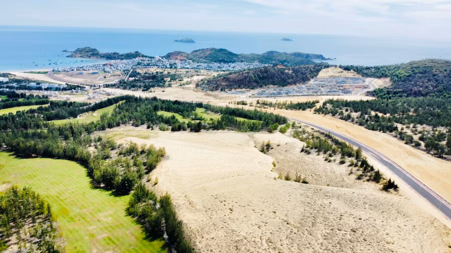 Làng chài Nhơn Lý nằm cách trung tâm TP.Quy Nhơn khoảng 20 km về phía đông bắc. Nơi đây nổi tiếng thu hút khách du lịch nhờ những ngôi nhà mang kiến trúc đặc trưng của làng biển với mái thấp, hàng rào đá và bờ cát đẹp