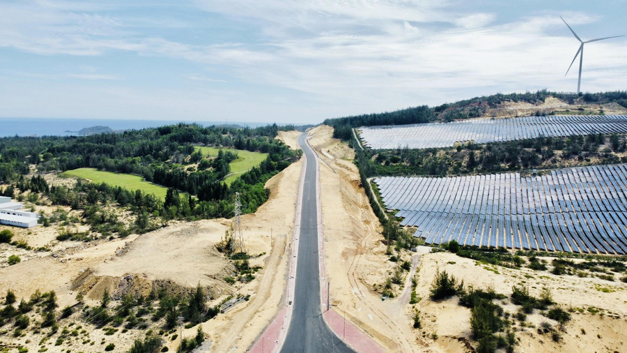 Gần đây, làng chài Nhơn Lý lại càng nổi tiếng hơn nhờ có một tuyến đường tuyệt đẹp đi xuyên đồi cát lớn, nối Khu kinh tế Nhơn Hội với làng chài