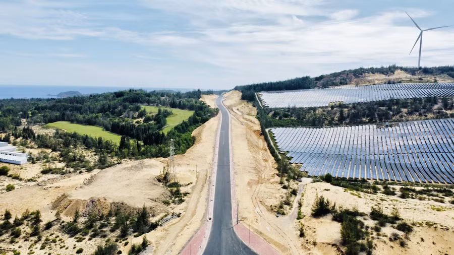 Gần đây, làng chài Nhơn Lý lại càng nổi tiếng hơn nhờ có một tuyến đường tuyệt đẹp đi xuyên đồi cát lớn, nối Khu kinh tế Nhơn Hội với làng chài