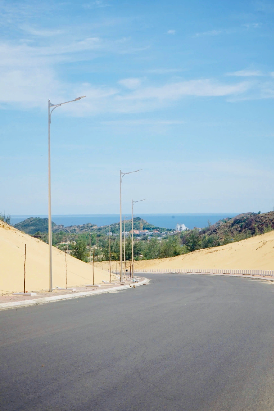 Tuyến đường này gần đây nổi tiếng trên mạng xã hội nhờ vẻ đẹp khi đi xuyên đồi cát Phương Mai và nằm kế bên ngọn đồi quạt gió. Đi trên tuyến đường này sẽ ngắm nhìn được một phần trung tâm TP.Quy Nhơn, đầm Thị Nại, làng chài Nhơn Lý