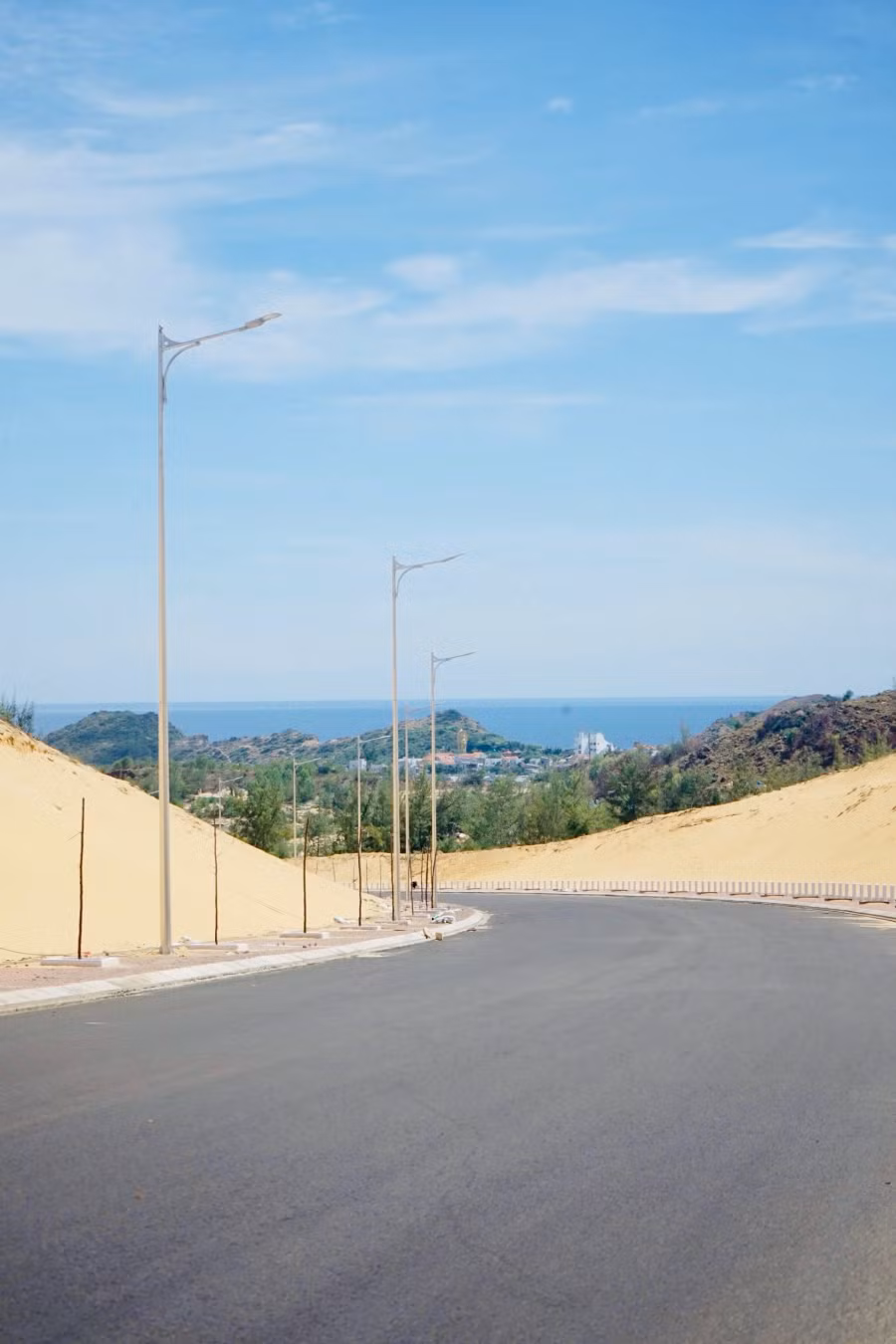 Tuyến đường này gần đây nổi tiếng trên mạng xã hội nhờ vẻ đẹp khi đi xuyên đồi cát Phương Mai và nằm kế bên ngọn đồi quạt gió. Đi trên tuyến đường này sẽ ngắm nhìn được một phần trung tâm TP.Quy Nhơn, đầm Thị Nại, làng chài Nhơn Lý