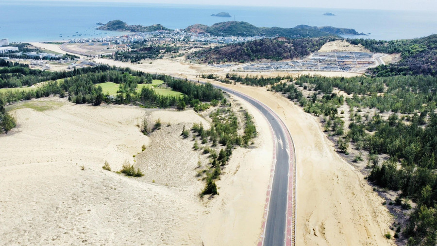 Tuyến đường này thuộc dự án tuyến đường tránh qua Nhơn Lý, Quy Nhơn rộng 18-45 m, xuyên đồi cát và nhà máy điện gió, kết nối khu kinh tế trọng điểm, rút ngắn thời gian tới làng chài Nhơn Lý