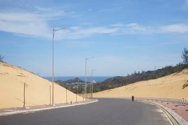 Tuyến đường có chiều dài 2,6 km, được đầu tư theo tiêu chuẩn đường đô thị. Trong đó, đoạn đầu tuyến (dài 381 m) nền đường rộng 45 m, đoạn còn lại 2,219 km nền đường rộng 18 m, đồng thời xây dựng hoàn thiện hệ thống thoát nước, hệ thống điện, cây xanh, chiếu sáng