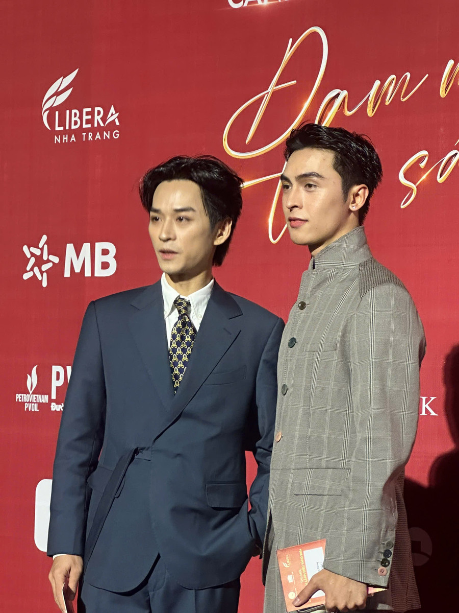 Diễn viên Trần Nghĩa diện vest xám lịch lãm, dùng nơ họa tiết làm điểm nhấn. Anh dự thảm đỏ Cánh diều 2024 cùng ca sĩ - diễn viên Văn Công Dương. Diễn viên Trần Nghĩa diện vest xám lịch lãm, dùng nơ họa tiết làm điểm nhấn. Anh dự thảm đỏ Cánh diều 2024 cùng ca sĩ - diễn viên Văn Công Dương.