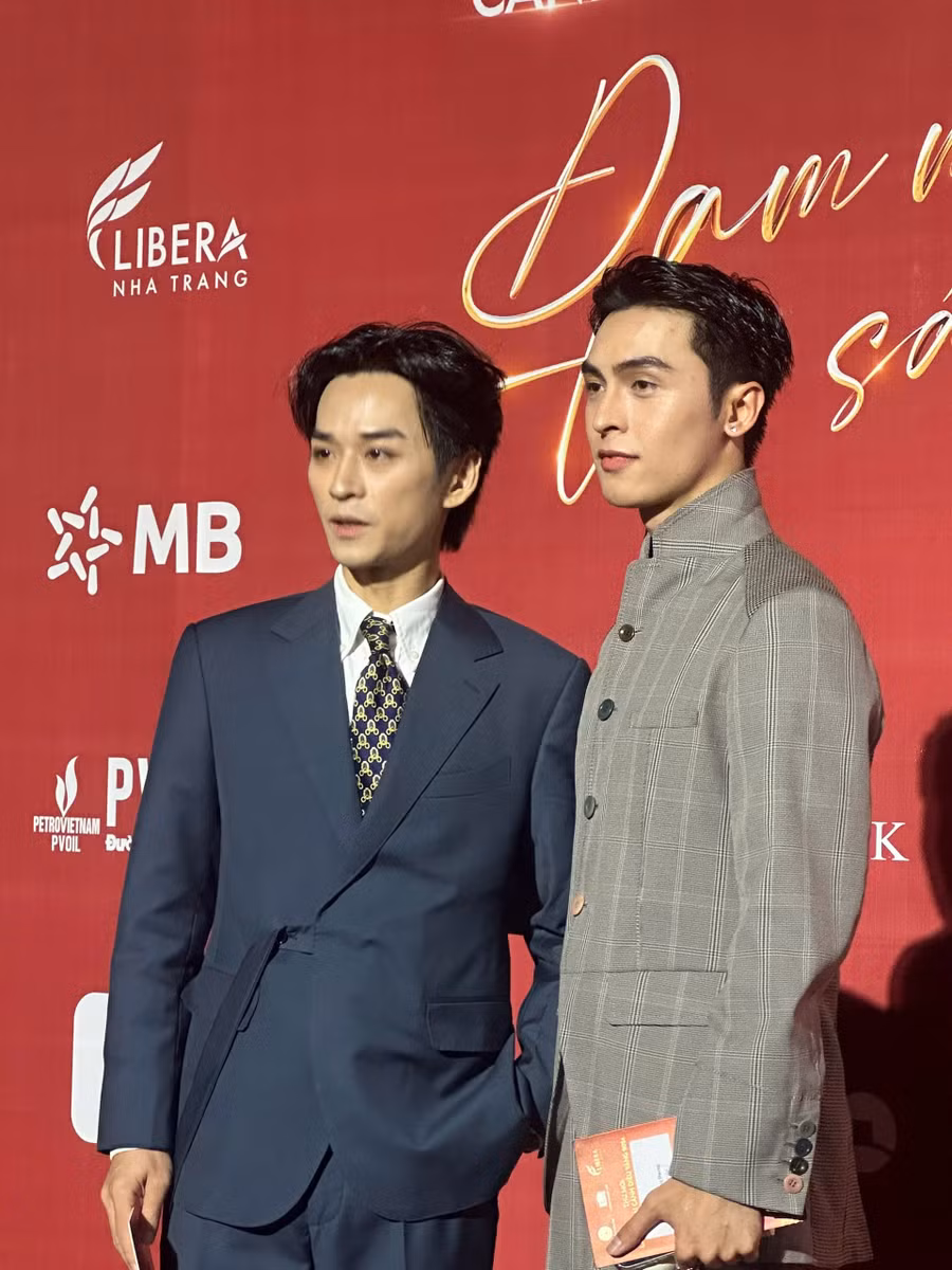 Diễn viên Trần Nghĩa diện vest xám lịch lãm, dùng nơ họa tiết làm điểm nhấn. Anh dự thảm đỏ Cánh diều 2024 cùng ca sĩ - diễn viên Văn Công Dương. Diễn viên Trần Nghĩa diện vest xám lịch lãm, dùng nơ họa tiết làm điểm nhấn. Anh dự thảm đỏ Cánh diều 2024 cùng ca sĩ - diễn viên Văn Công Dương.