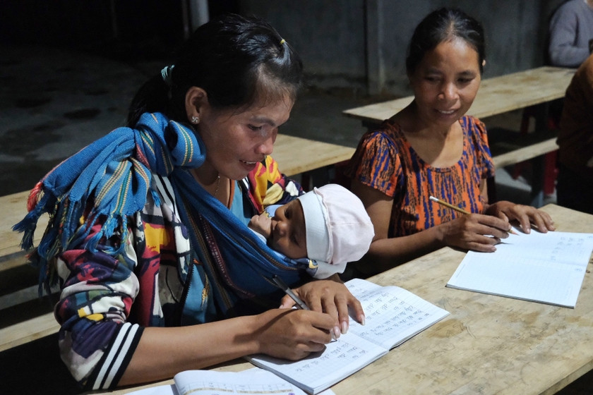 Nhờ các lớp xóa mù chữ và học nói thông thạo tiếng phổ thông, nhiều phụ nữ dân tộc thiểu số mạnh dạn, tự tin trong giao tiếp. Ảnh: Minh Châu