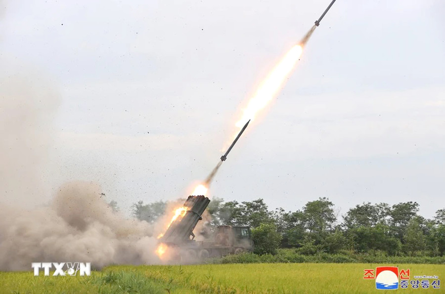 Hình ảnh Triều Tiên thử nghiệm hệ thống phóng rocket đa nòng (MRLS) 240 mm nâng cấp ngày 27-8. Ảnh: Yonhap/TTXVN