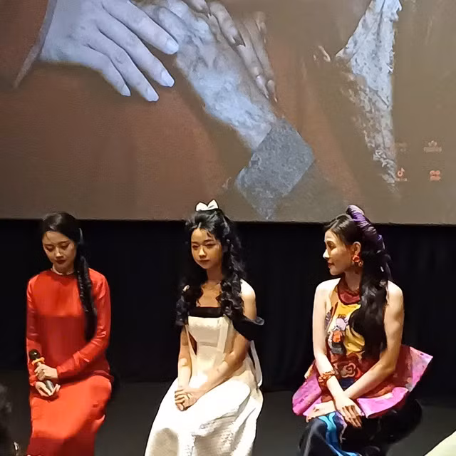 Thúy Diễm cùng hai con gái Tấm (Rima Thanh Vy - bìa trái) và Cám (Lâm Thanh Mỹ - giữa