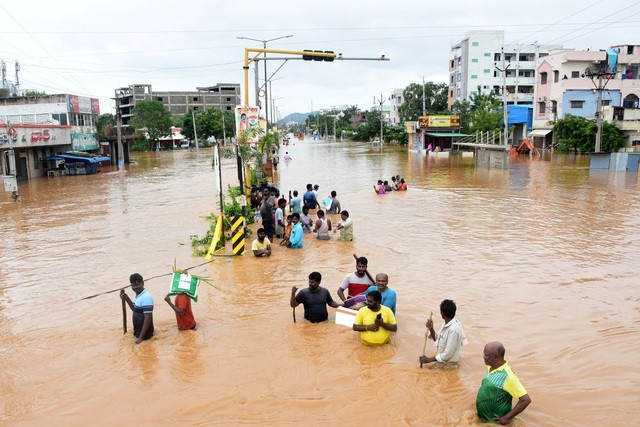 Mưa lớn gây ngập tại thành phố Vijayawada, bang Andhra Pradesh, miền nam Ấn Độ hôm 2.9 Mưa lớn gây ngập tại thành phố Vijayawada, bang Andhra Pradesh, miền nam Ấn Độ hôm 2.9