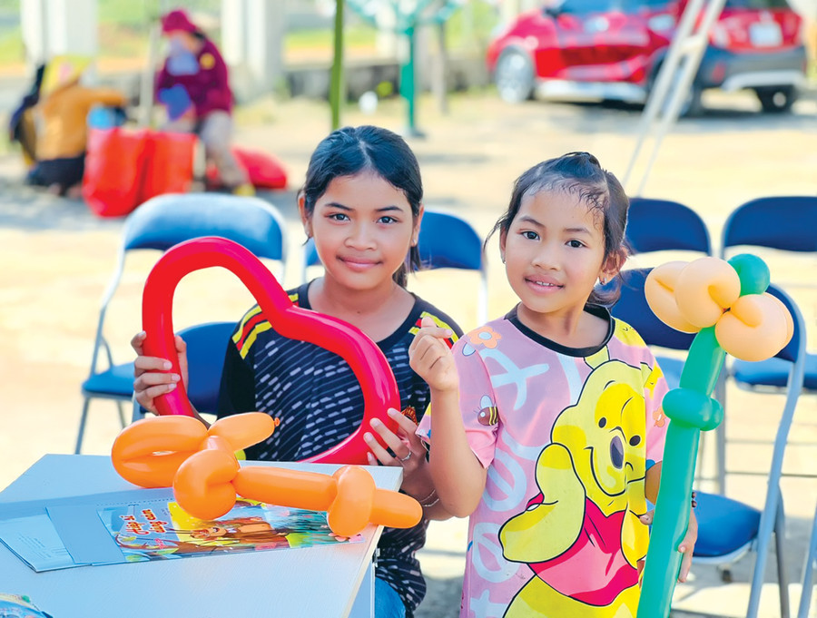 Các em thiếu nhi làng Têng 2 (xã Tân Sơn, TP. Pleiku) vui mừng khi được nhận những phần quà ý nghĩa. Ảnh: P.L