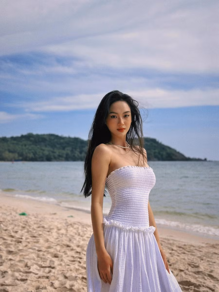 Sau quãng thời gian miệt mài ở các cuộc thi nhan sắc, Vũ Thúy Quỳnh giành được danh hiệu á hậu 2 tại Miss Universe Vietnam 2024. Từ thời điểm ghi danh, người đẹp Điện Biên thuộc nhóm thí sinh mạnh, được đánh giá cao về sắc vóc. Cô gái sinh năm 1998 sở hữu chiều cao 1,74m, số đo ba vòng 85-61-97