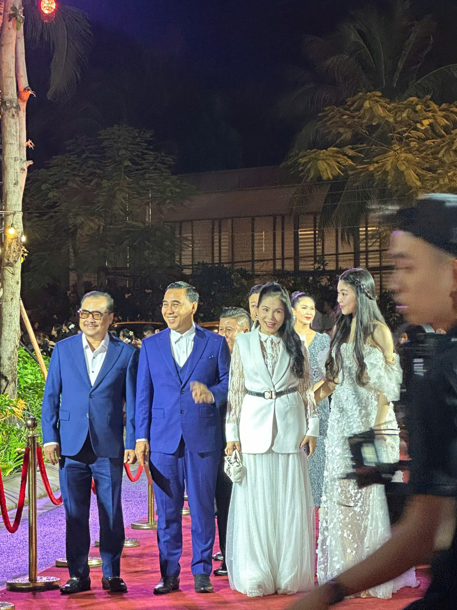 Tối 10/9, lễ trao giải Cánh diều Vàng diễn ra tại Nhà hát Đó, Nha Trang. Trước khi vào chương trình chính, nhiều nghệ sĩ xuất hiện trên thảm đỏ. Trong ảnh, Quyền Linh mặc vest lịch lãm dự thảm đỏ cùng doanh nhân Dạ Thảo. Nam diễn viên đồng thời đưa con gái 17 tuổi đến chương trình. Tối 10/9, lễ trao giải Cánh diều Vàng diễn ra tại Nhà hát Đó, Nha Trang. Trước khi vào chương trình chính, nhiều nghệ sĩ xuất hiện trên thảm đỏ. Trong ảnh, Quyền Linh mặc vest lịch lãm dự thảm đỏ cùng doanh nhân Dạ Thảo. Nam diễn viên đồng thời đưa con gái 17 tuổi đến chương trình.