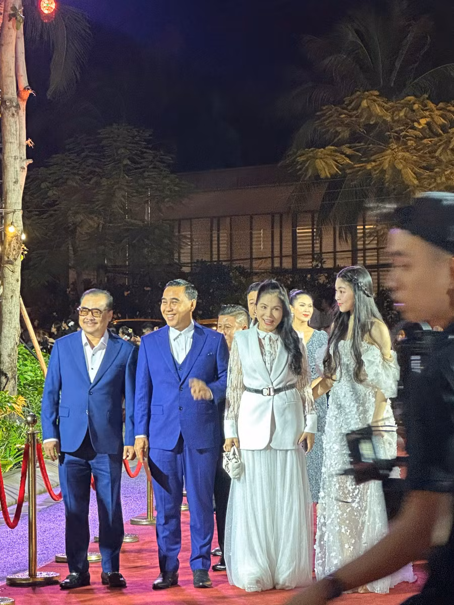 Tối 10/9, lễ trao giải Cánh diều Vàng diễn ra tại Nhà hát Đó, Nha Trang. Trước khi vào chương trình chính, nhiều nghệ sĩ xuất hiện trên thảm đỏ. Trong ảnh, Quyền Linh mặc vest lịch lãm dự thảm đỏ cùng doanh nhân Dạ Thảo. Nam diễn viên đồng thời đưa con gái 17 tuổi đến chương trình. Tối 10/9, lễ trao giải Cánh diều Vàng diễn ra tại Nhà hát Đó, Nha Trang. Trước khi vào chương trình chính, nhiều nghệ sĩ xuất hiện trên thảm đỏ. Trong ảnh, Quyền Linh mặc vest lịch lãm dự thảm đỏ cùng doanh nhân Dạ Thảo. Nam diễn viên đồng thời đưa con gái 17 tuổi đến chương trình.