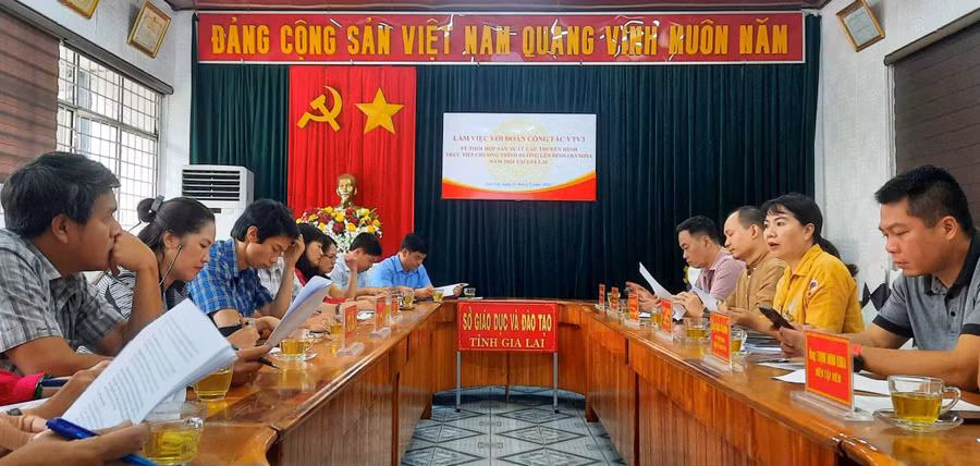 Đoàn công tác VTV3 họp với lãnh đạo các Sở, Ban, ngành tỉnh Gia Lai để chuẩn bị phối hợp thực hiện chương trình cầu truyền hình trực tiếp 'Đường lên đỉnh Olympia" năm thứ 24. Ảnh: Quang Trương Đoàn công tác VTV3 họp với lãnh đạo các Sở, Ban, ngành tỉnh Gia Lai để chuẩn bị phối hợp thực hiện chương trình cầu truyền hình trực tiếp 'Đường lên đỉnh Olympia" năm thứ 24. Ảnh: Quang Trương