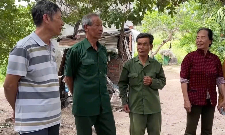 Ông Phạm Công Sơn (thứ 2 từ phải qua, buôn Ka Tô, xã Chư Gu) chia sẻ về mô hình chăn nuôi khép kín của gia đình. Ảnh: V.C Ông Phạm Công Sơn (thứ 2 từ phải qua, buôn Ka Tô, xã Chư Gu) chia sẻ về mô hình chăn nuôi khép kín của gia đình. Ảnh: V.C